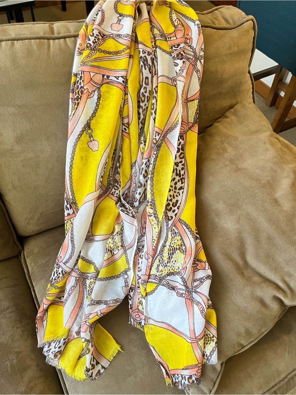 Patterned rectangular shawl/scarf. Good sized. - Picture 3 of 8